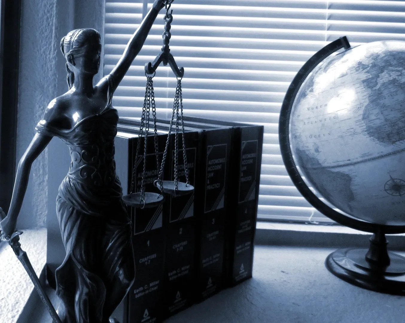 Estatueta da Justiça em um escritório de advocacia